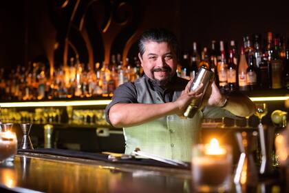 Considerado uno de los 100 referentes del mundo en su oficio, la semana que viene lanza su primer libro: Bartender de entrecasa
