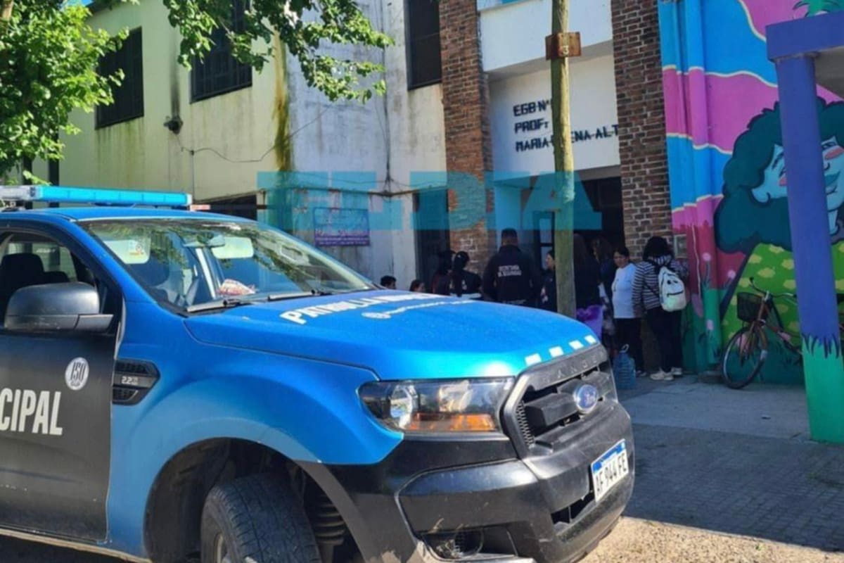 Consigna policial en la puerta de la Escuela Primaria N° 80