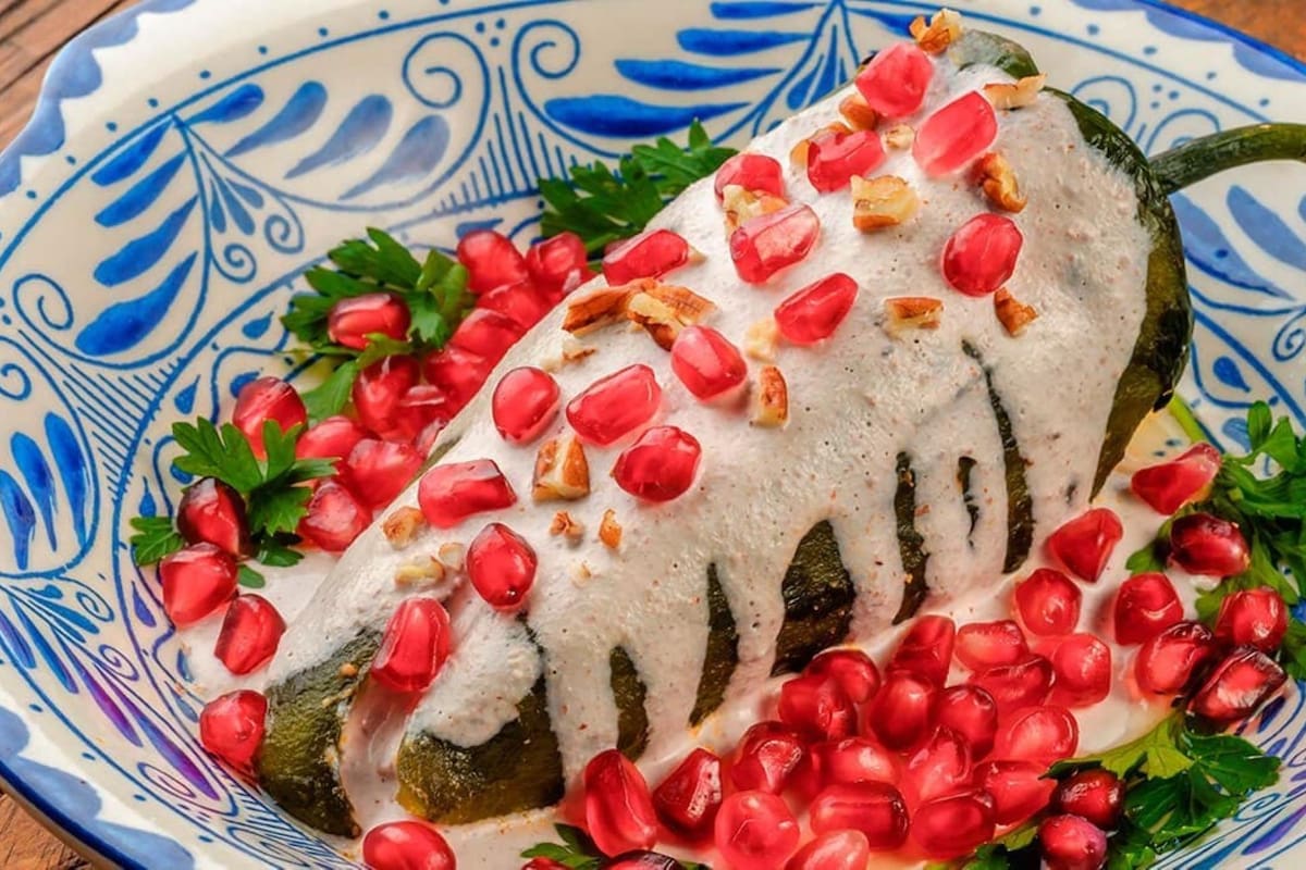 Consisten en chiles poblanos rellenos de un picadillo que combina carne molida, frutas secas y especias (Imagen de Unilever Food Solutions México)