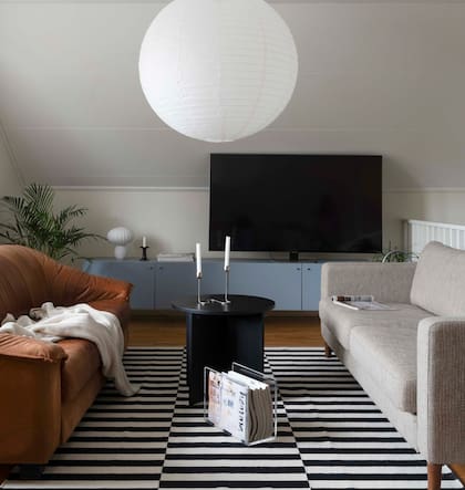 Consola celeste (Ikea). Los sillones, diferentes, alrededor de una mesa vintage.