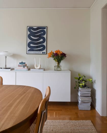Consola (Ikea). Para las paredes eligieron un blanco 'cáscara de huevo'.