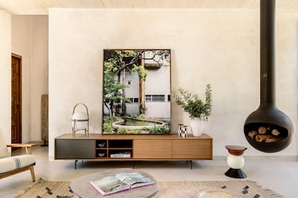 Consola (Treku). Fotografía (Juan Baraja). Lámpara ‘Cesta’, un clásico diseño de Miguel Milá (Santa & Cole). Mesa auxiliar (Zara Home). Chimenea colgante ‘Bathyscafocus’, de la firma francesa Focus.