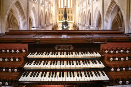 Consola y teclados del histórico órgano de la Basílica, pieza central del patrimonio litúrgico y musical del santuario nacional