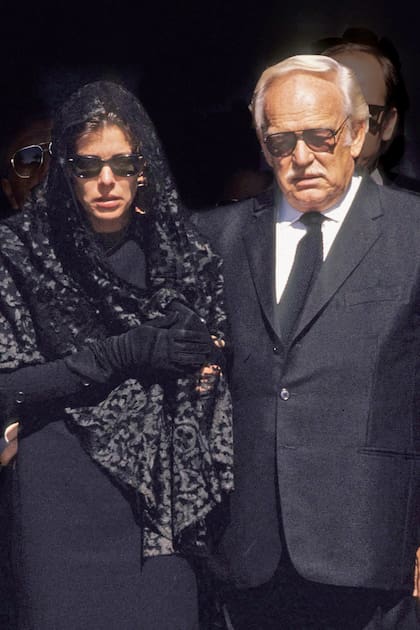 Consolada por su padre, Carolina encabeza el cortejo en el entierro de Stefano, que murió en 1990, en un accidente náutico en Cap Ferrat, mientras defendía el título de campeón mundial de offshore clase I