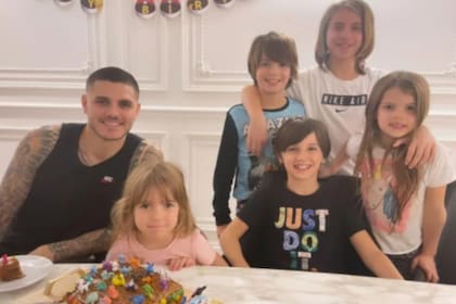 Constantino, hijo de Maxi López y Wanda Nara, cumplió años y tuvo una celebración en familia. Tal como se pudo ver en las redes de su mamá, Mauro Icardi estuvo a cargo de la decoración de la torta