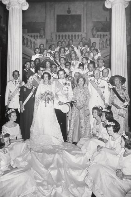 Constantino y su mujer, la flamante reina consorte Ana María, en la foto oficial que se tomaron junto con sus invitados y miembros de las principales casas reales de Europa.