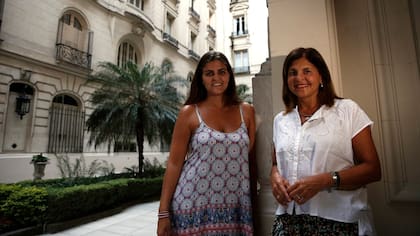 Constanza Alvarado Bernard y su madre, María Marta