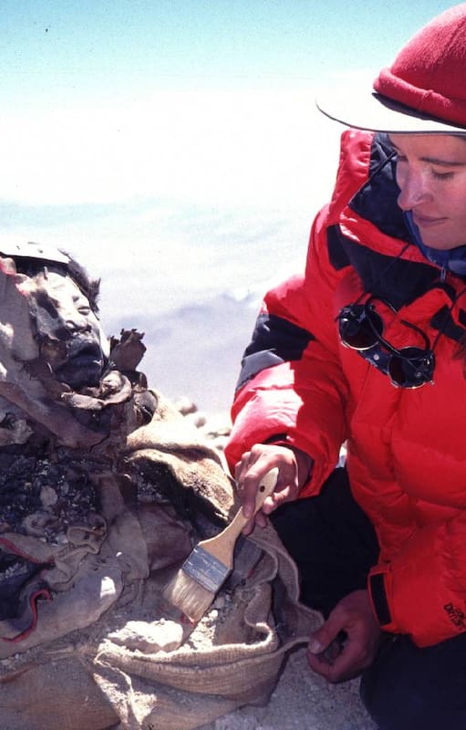 Constanza Ceruti en el volcán Llullaillaco con La Niña del Rayo.