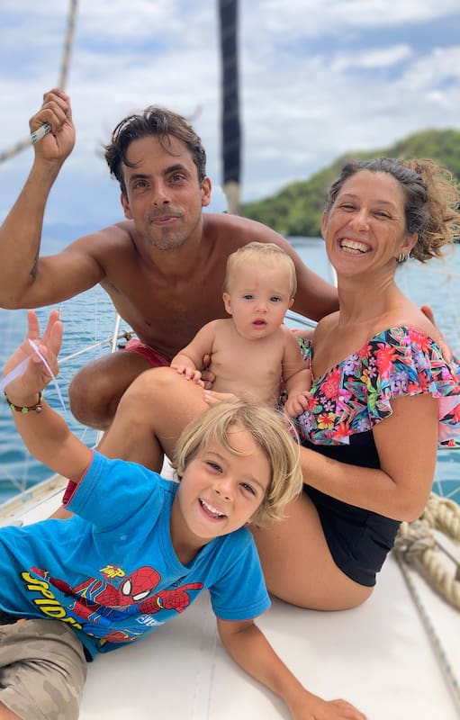 Constanza Coll y Juan Dordal abandonaron sus trabajos y rutinas de Buenos Aires para embarcarse en una aventura sin rumbo por los mares. Hoy se encuentran en Ilha Grande con sus hijos, Ulises y Renata, y su perra, Lula.