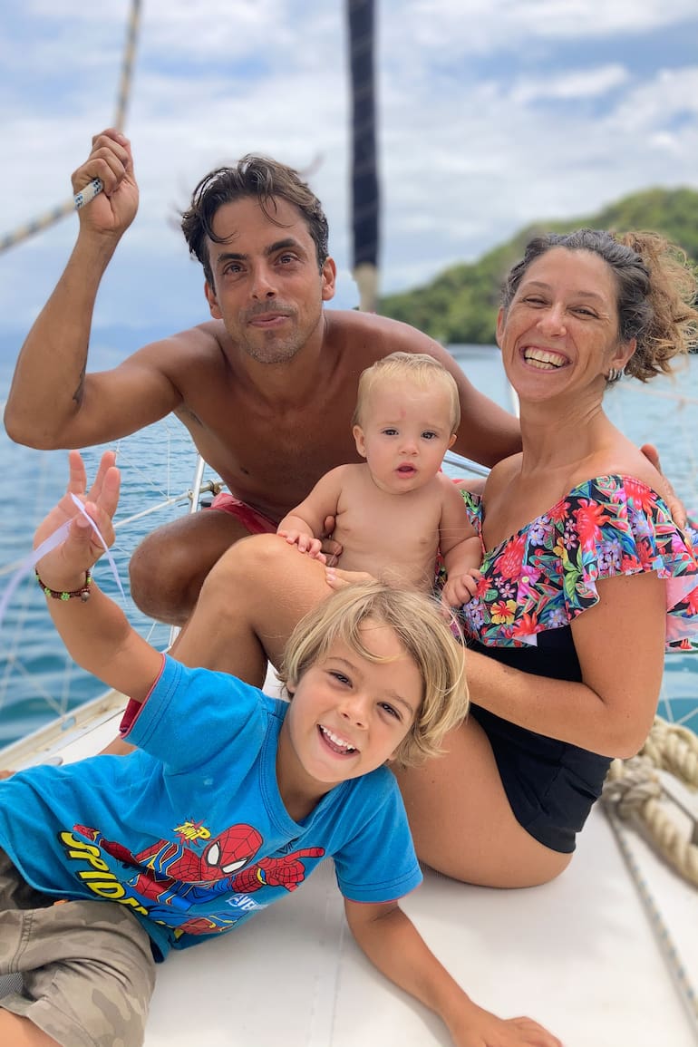 Constanza Coll y Juan Dordal abandonaron sus trabajos y rutinas de Buenos Aires para embarcarse en una aventura sin rumbo por los mares. Hoy se encuentran en Ilha Grande con sus hijos, Ulises y Renata, y su perra, Lula.