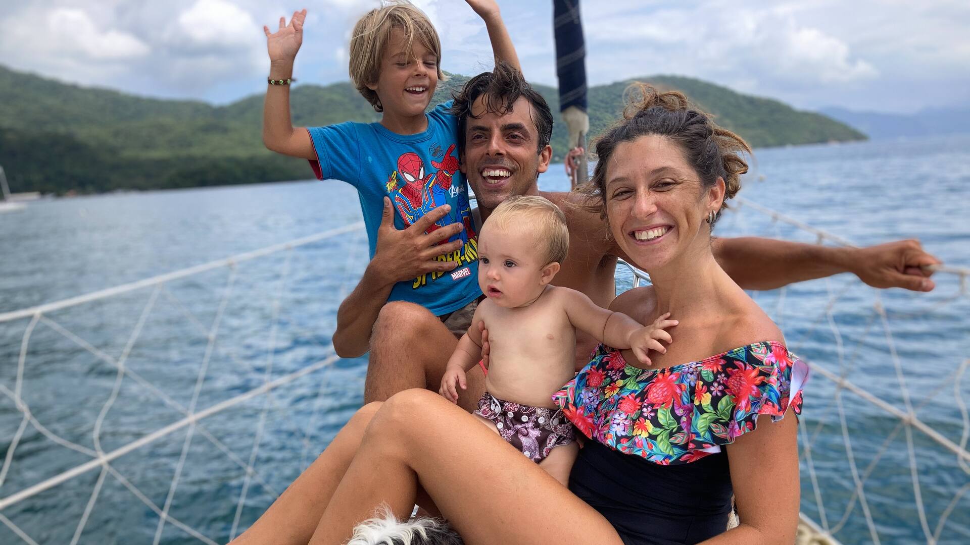 Constanza Coll y Juan Dordal abandonaron sus trabajos y rutinas de Buenos Aires para embarcarse en una aventura sin rumbo por los mares. Hoy se encuentran en Ilha Grande con sus hijos, Ulises y Renata, y su perra, Lula.