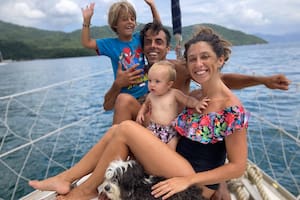 Constanza Coll y Juan Dordal abandonaron sus trabajos y rutinas de Buenos Aires para embarcarse en una aventura sin rumbo por los mares. Hoy se encuentran en Ilha Grande con sus hijos, Ulises y Renata, y su perra, Lula.