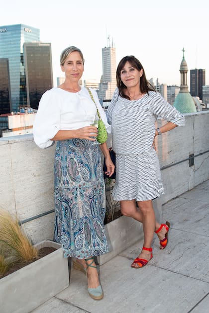 Constanza Di Cocco y Janine Beech con la cúpula de Basílica del Santísimo Sacramento de fondo. El mito detrás de la construcción del Kavanagh persiste. Se dice que el edificio de Florida 1065, oculta de manera intencional la iglesia que había sido construída por la familia Anchorena por 1920. Su fachada solo puede verse desde el Pasaje Corina Kavanagh. Una historia de enemistades familiares.