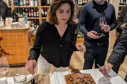 Constanza Moltedo durante una cata de carne