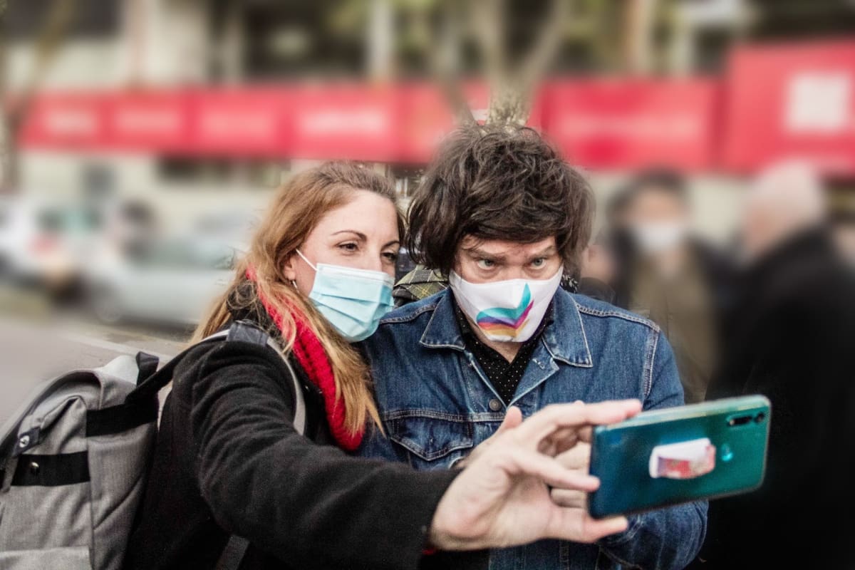 Constanza Moragues, la exdiputada bonaerense de Avanza Libertad, con Javier Milei