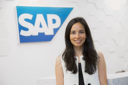 Constanza Quiñones: “Las habilidades en muchos casos son más valoradas que la experiencia o los logros académicos. Realizamos capacitaciones a gerentes para contratar mejor y superar sesgos de distinta índole, para que puedan ver más allá del CV”.