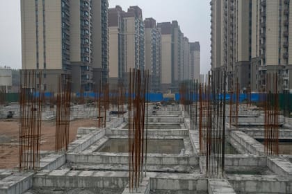 Construcción de Evergrande Mansions en Dongguan, China. El desarrollador enfrenta tensiones financieras en China, desafiando la narrativa de Pekín de que puede mantener bajo control la crisis de deuda corporativa del país mientras evita el colapso desordenado. de sus gigantes inmobiliarios