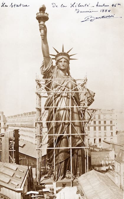 Construcción de la obra en 1884. Fuente: Wikipedia.