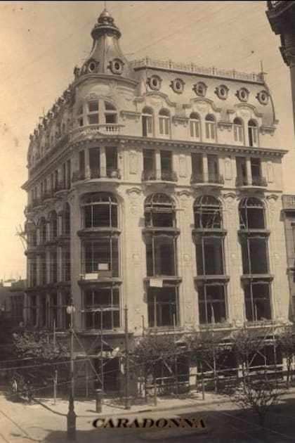 Construcción del edificio de Callao y Sarmiento, que se inauguró como Casa Moussion, y luego se convirtió en el Bazar Dos Mundos