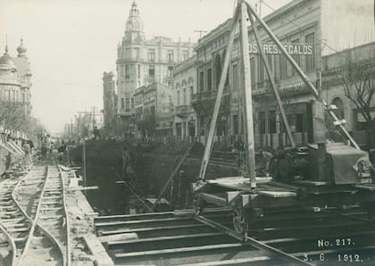 Construcción del subte A, 1912. Al fondo se ve el edificio del ingeniero y arquitecto argentino de origen catalán Eduardo Rodríguez Ortega, construido entre 1903 y 1907, en la esquina de Rivadavia y Ayacucho