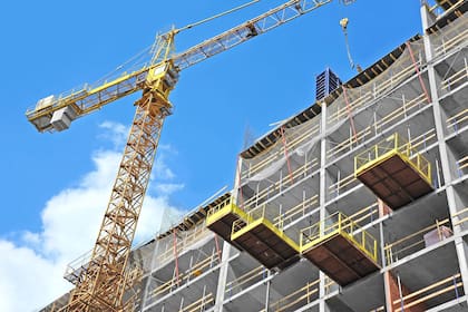 Construcción: la restricción financiera hizo que se recortara la obra pública, al tiempo que la obra privada también se ve impactada por un encarecimiento del crédito hipotecario y por una menor disposición de los bancos a prestar. Puede terminar el año con un crecimiento de solo 5%.