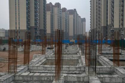 Construcción paralizada de Evergrande Mansions en Dongguan, China
