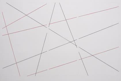 Construcción triangular: En Fred Sandback, los dibujos saltan de la pared al espacio de la amplia sala 2, en la planta baja de Proa. Hilo acrílico rojo y negro, lápiz.