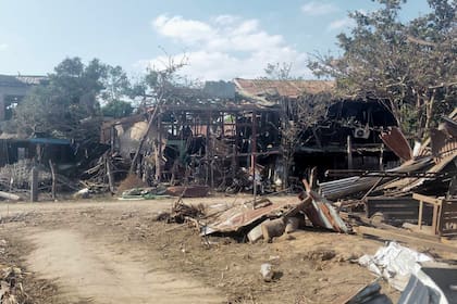 Construcciones dañadas por un ataque aéreo militar en la aldea de Mayakan
