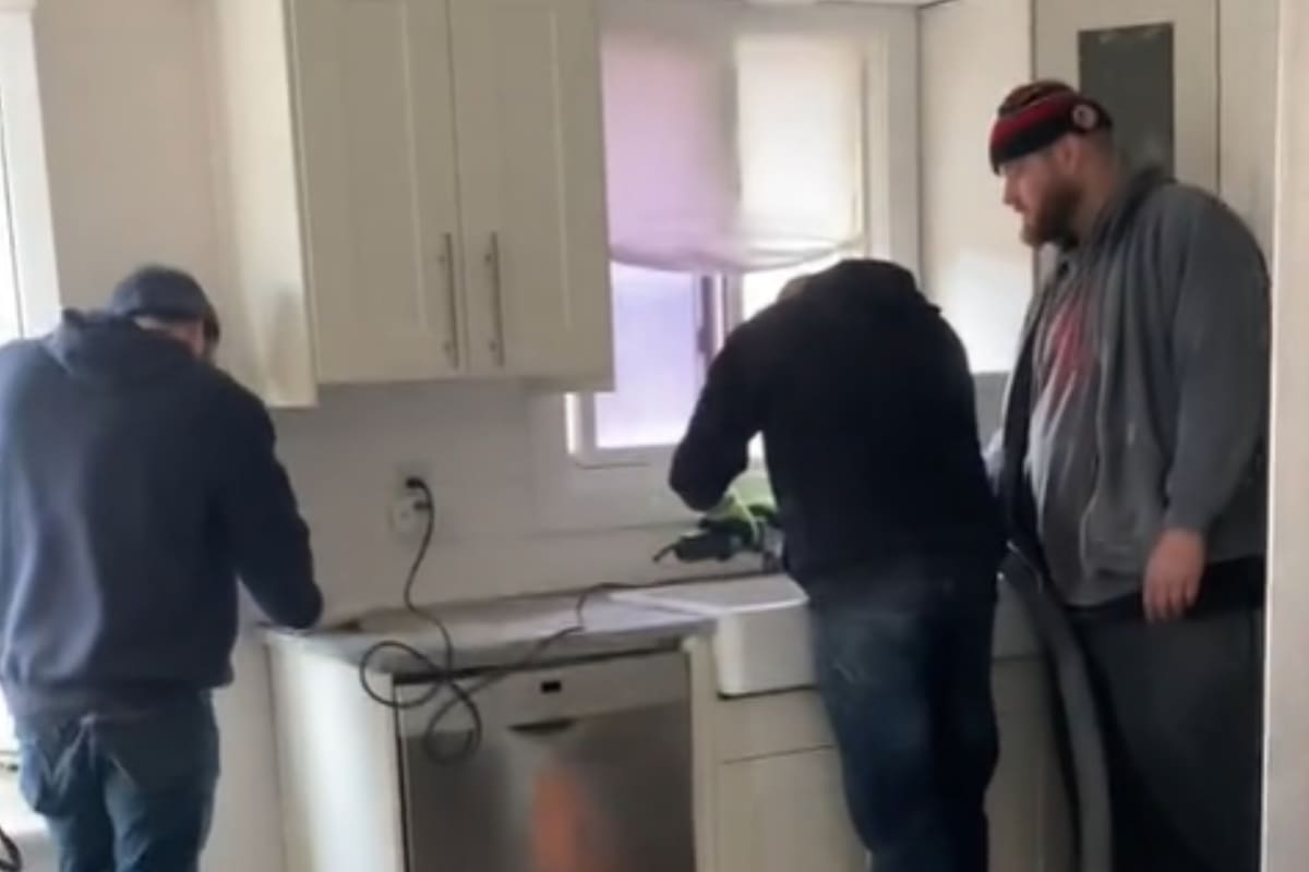 Constructores invadieron la casa de una mujer en Reino Unido y generó un debate en las redes
Foto: captura de pantalla