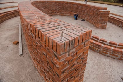 Construida con decenas de miles de ladrillos, en una superficie de 1350 metros, la obra de Erlich que está en proceso de construcción levanta muros de ladrillos en una suerte de laberinto, muy lúdico