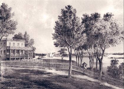 Construida en 1799 como casa de campo del comerciante Archibald Gracie, esta mansión federal de madera es hoy uno de los edificios más antiguos de Manhattan y la residencia oficial de los alcaldes de Nueva York desde 1942