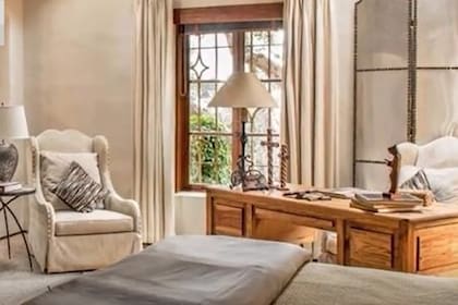 Construida en 1928, la residencia de estilo hacienda cuenta con seis habitaciones, paredes de adobe y un patio central con una fuente