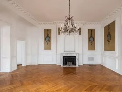 Construida entre 1899 y 1901, esta residencia se ubica en la esquina de la calle 82 y se extiende a lo largo de cinco pisos