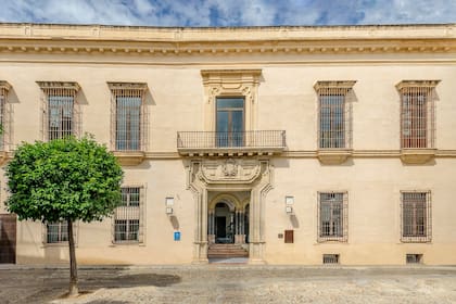 Construido en 1729, este palacio es una de las expresiones más refinadas del barroco sevillano del siglo XVIII. Siguiendo la tradición, la fachada tiene pocas sorpresas: la riqueza se reserva para el interior.