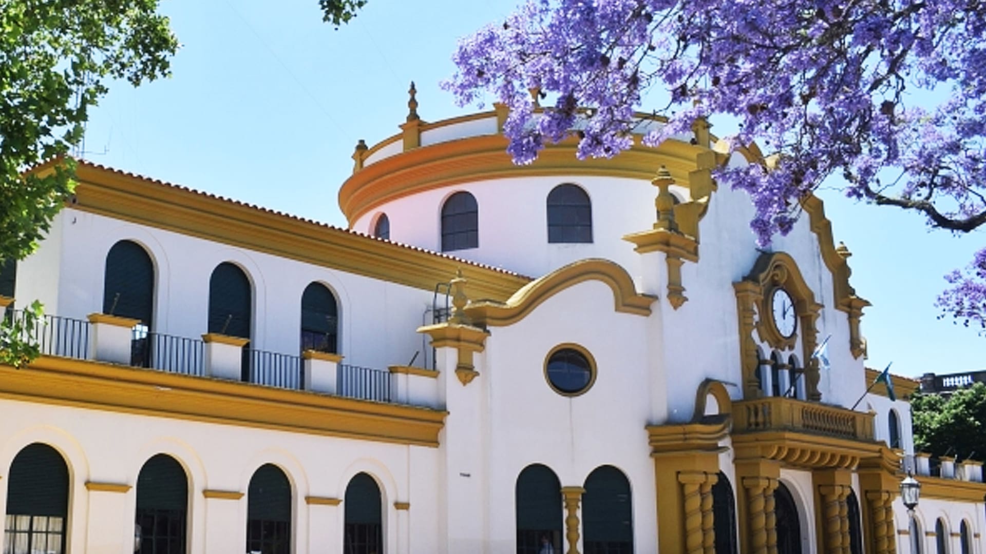 Construido en 1939 por Salamone, el Palacio Municipal es de estilo neocolonial