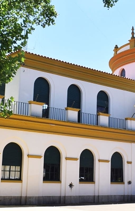 Construido en 1939 por Salamone, el Palacio Municipal es de estilo neocolonial