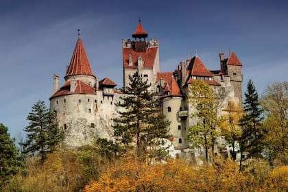 Construido en el siglo XIII en lo alto de la pequeña localidad de Bran, su historia, con más de leyenda que de realidad, sigue despertando curiosidad