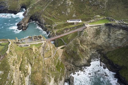 Construido mitad en el continente y mitad en un promontorio irregular que se proyecta hacia el mar de Cornualles, el castillo de Tintagel es uno de los sitios históricos más espectaculares de Gran Bretaña.