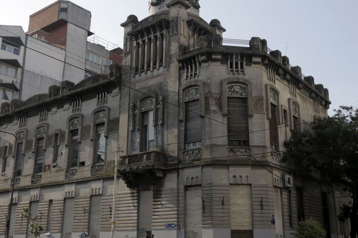 Construidos entre fines de 1800 y principios de 1900 para atender a sus comunidades, muchos están mal conservados o intervenidos; el Italiano, el Alemán y el Británico son la excepción