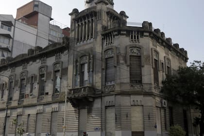 Construidos entre fines de 1800 y principios de 1900 para atender a sus comunidades, muchos están mal conservados o intervenidos; el Italiano, el Alemán y el Británico son la excepción