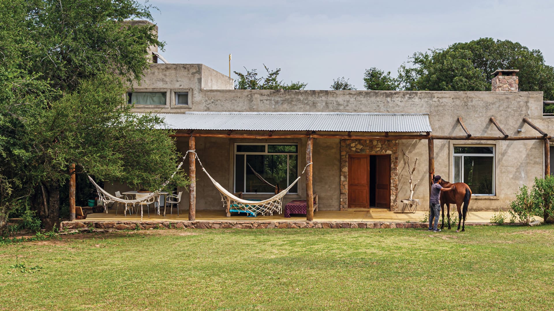 Construir una casa de campo apelando a la sabiduría del entorno. Qué podría ser más lógico y propicio. Así se hizo en esta construcción sencilla pero largamente meditada, en el encantador pueblo cordobés de Yacanto.