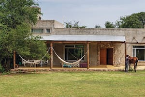 Construir una casa de campo apelando a la sabiduría del entorno. Qué podría ser más lógico y propicio. Así se hizo en esta construcción sencilla pero largamente meditada, en el encantador pueblo cordobés de Yacanto.