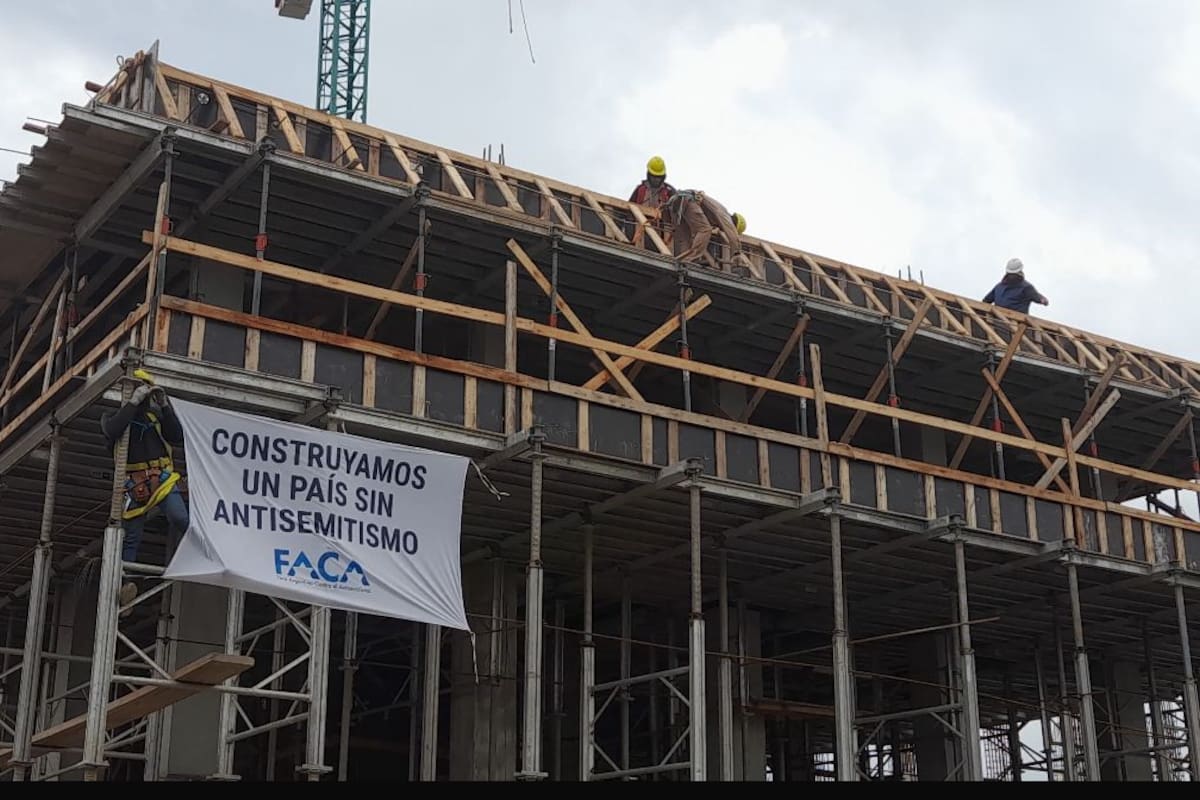 "Construyamos un país sin antisemitismo", dicen los carteles en las obras en construcción del AMBA