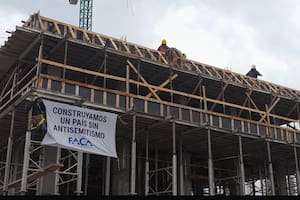 "Construyamos un país sin antisemitismo", dicen los carteles en las obras en construcción del AMBA