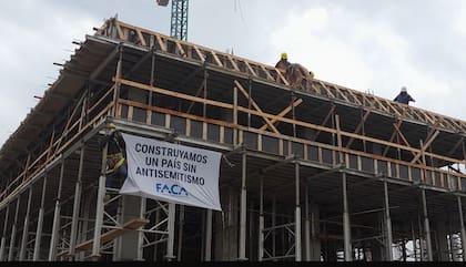 "Construyamos un país sin antisemitismo", dicen los carteles en las obras en construcción del AMBA. Fue una campaña del Foro Argentino contra el Antisemitismo (FACA)