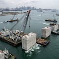 Comenzó la construcción de la megamuralla submarina para crear el puerto automatizado más grande del mundo