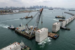 Comenzó la construcción de la megamuralla submarina para crear el puerto automatizado más grande del mundo