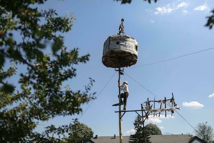 Construyó un enorme palomar al que escala todos los días para dejar migas de pan para las aves