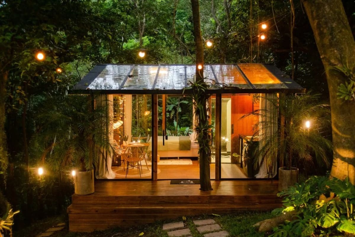 Constuyen una cabaña de cristal en un bosque de Río de Janeiro