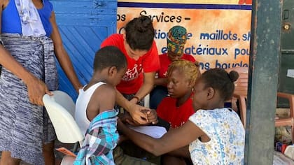 Consuelo atiende a niños y adultos con heridas y fracturas leves para ayudar a descongestionar los hospitales.